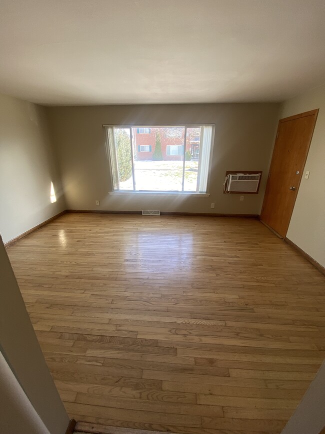 Living Room - Evergreen Terrace Apartments