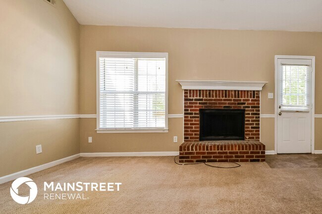 Photo - 698 Derek Pl