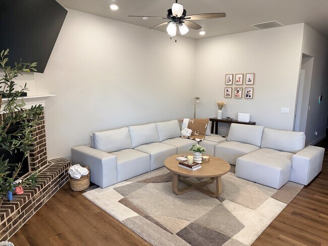 Photo - 421 Graze St