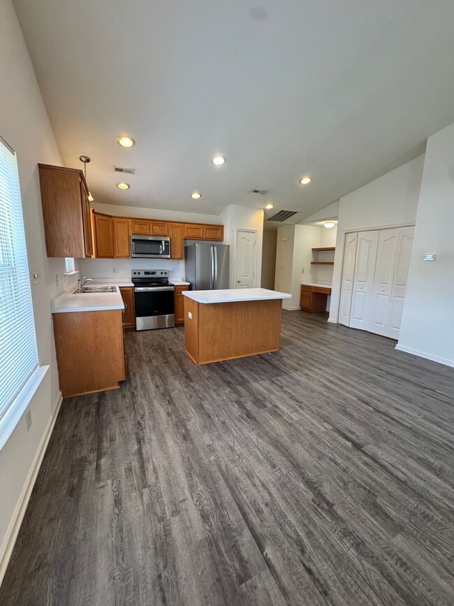 Building Photo - 1480SF 3BR 2BA