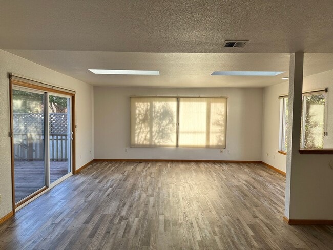 Building Photo - 1 Bedroom, 1 Bath Duplex – Sunny McKinleyville