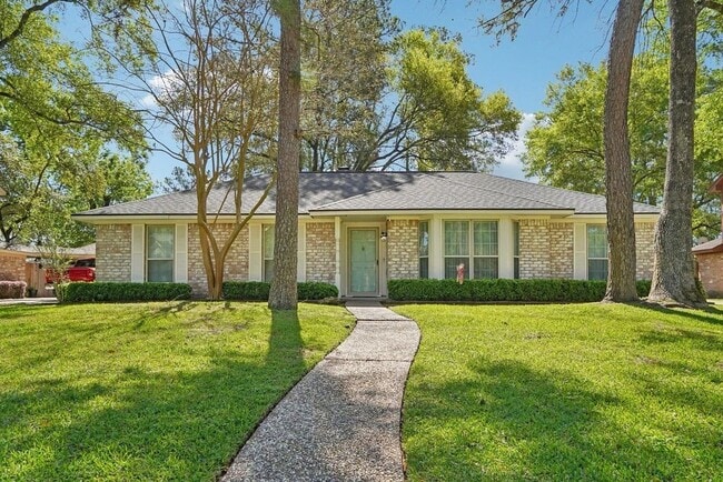 Building Photo - 5923 Pinewood Springs Dr