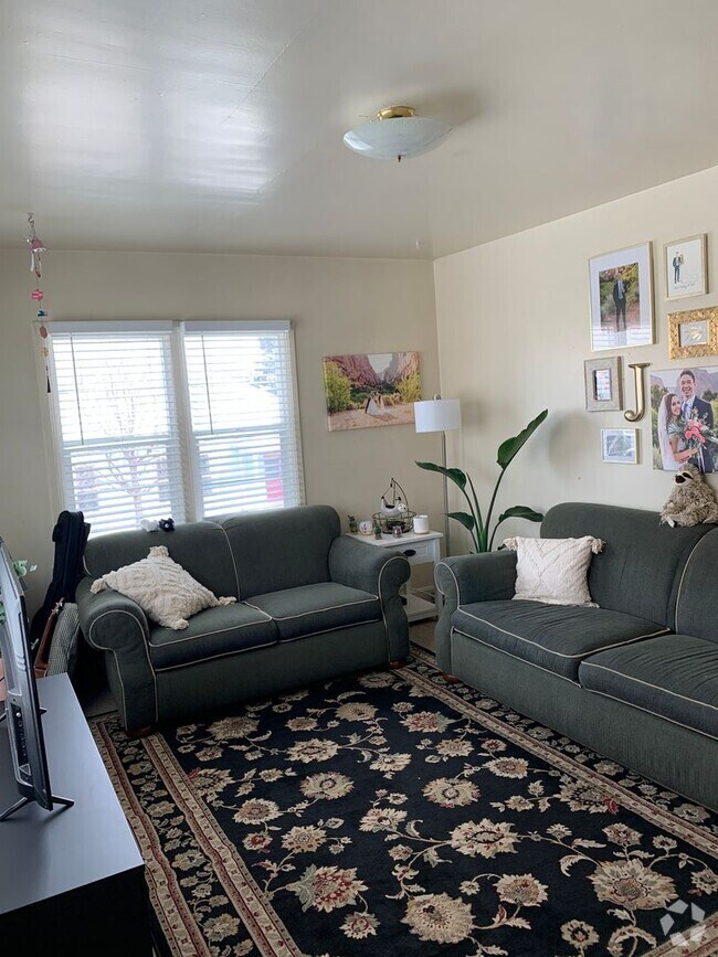 Building Photo - Great 1 bedroom apartment! Close to BYU Unit #4