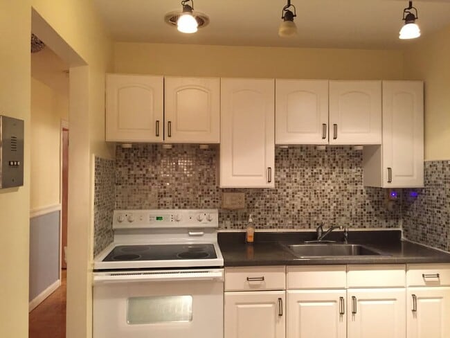 Building Photo - 5050 Washington St Unit 224