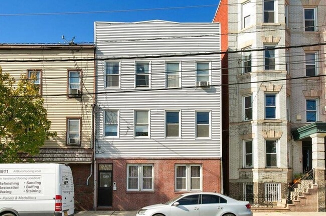 Building Photo - 475 Palisade Ave Unit 4