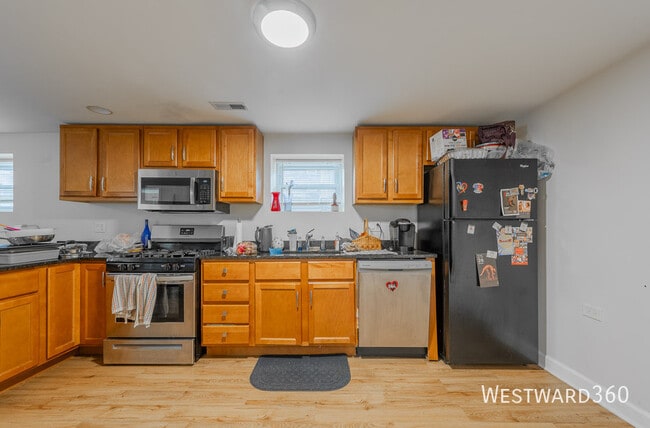 Building Photo - 2239 W Cornelia Ave Unit G