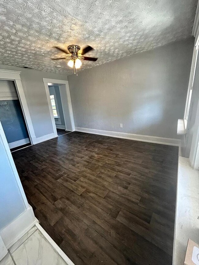 Building Photo - 420 E Indiana St Rental