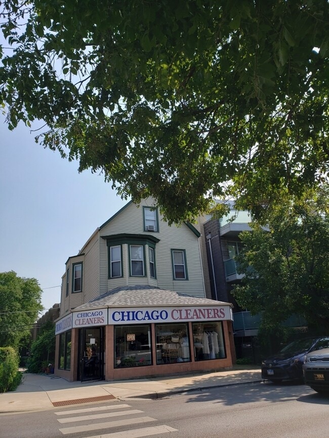 Photo - 1435 W Diversey Pkwy House