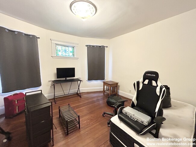 Photo - 692 Columbia Rd