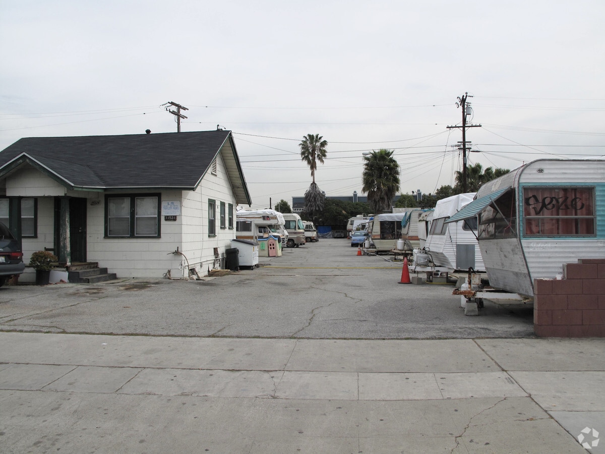 L R Trailer Park - L R Trailer Park Apartments