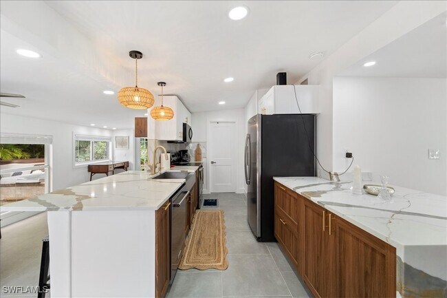 Photo - 2123 Holiday Ln