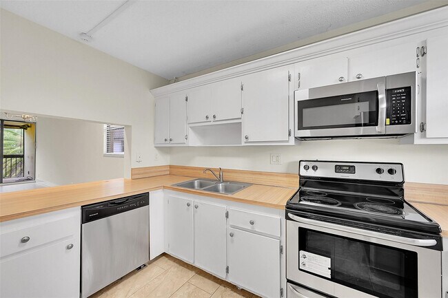 Photo - 8415 Forest Hills Dr Unidad 305