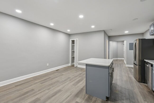 Photo - 405 34th St SE