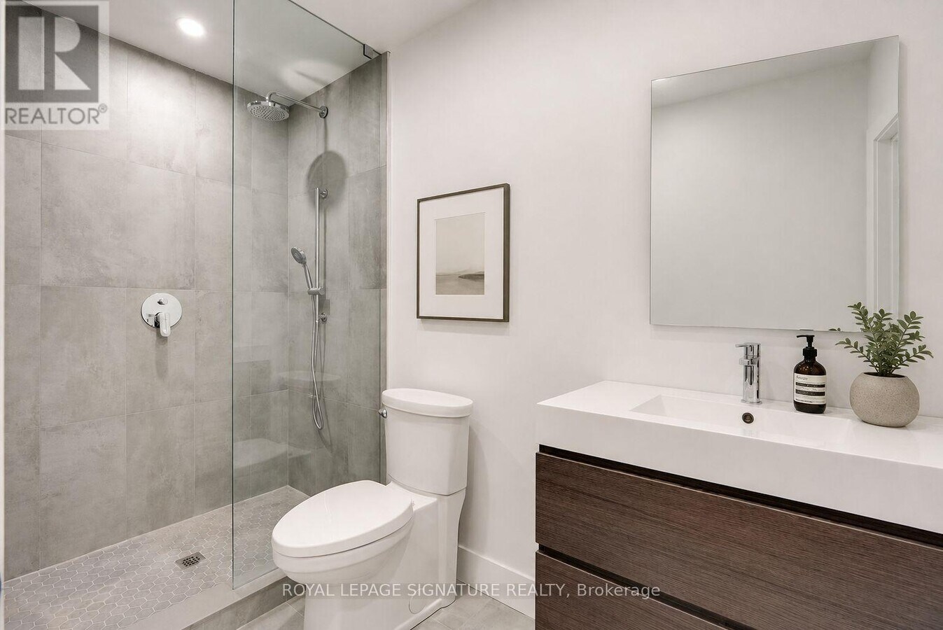 Photo - 390 Palmerston Blvd