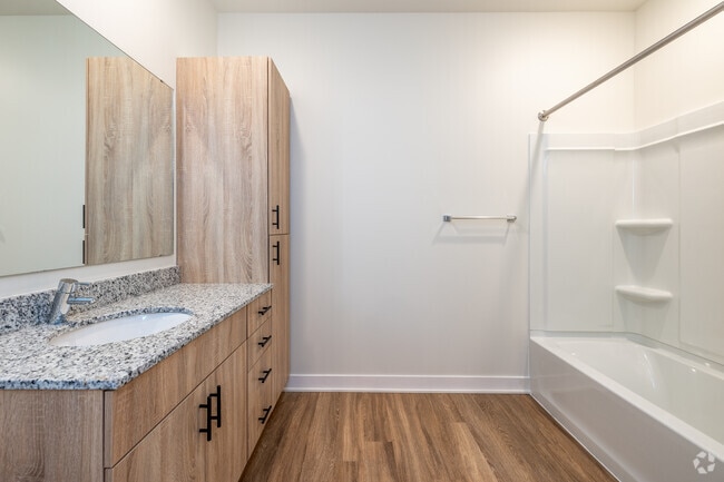 1BR, 1BA - 789 SF - Bathroom