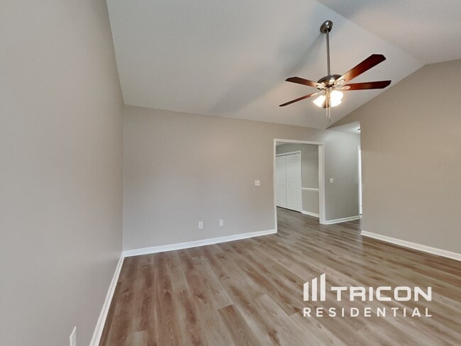 Photo - 837 Lusterleaf Pl