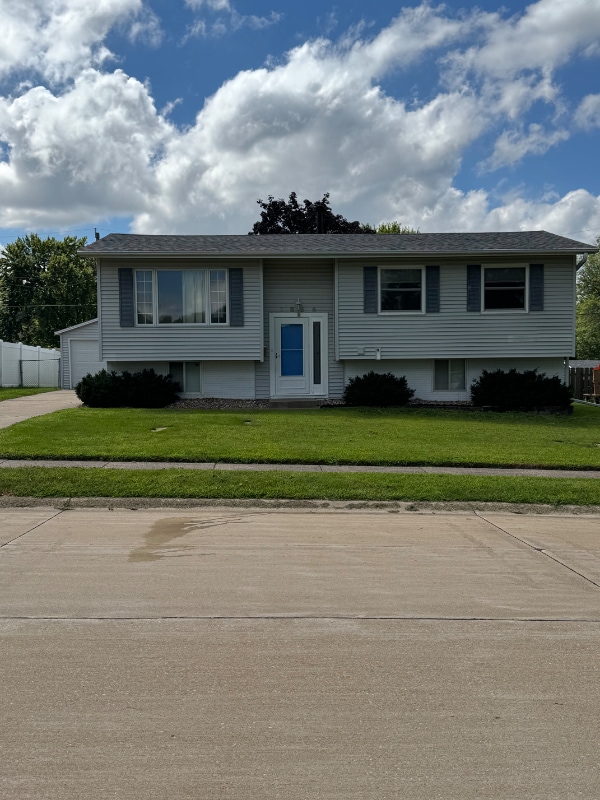 Building Photo - 1855 Queens Dr Rental