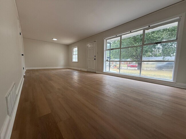 Photo - 3979 Thomas Ave