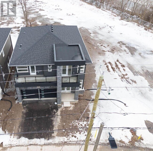 Photo - 215 Southworth St N