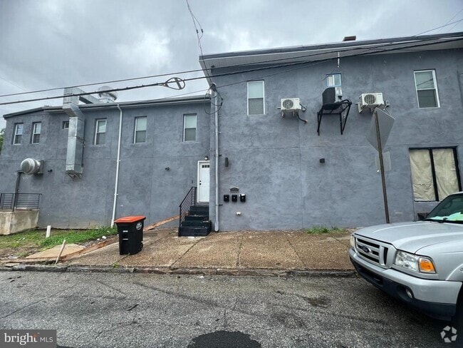 Building Photo - 701 W 6th St Rental