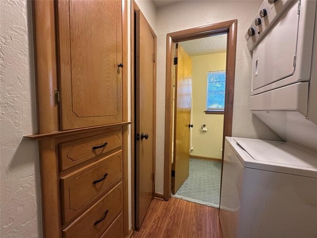 Photo - 2007 Delaware Ln