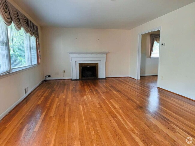 Building Photo - Centrally Located McLean Home with Ample S...