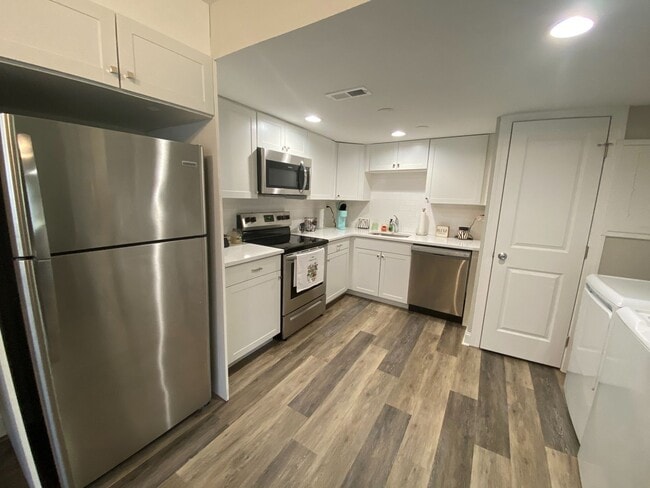 Building Photo - Beautiful & Fully Renovated 2 Bedroom / 1.... Rental
