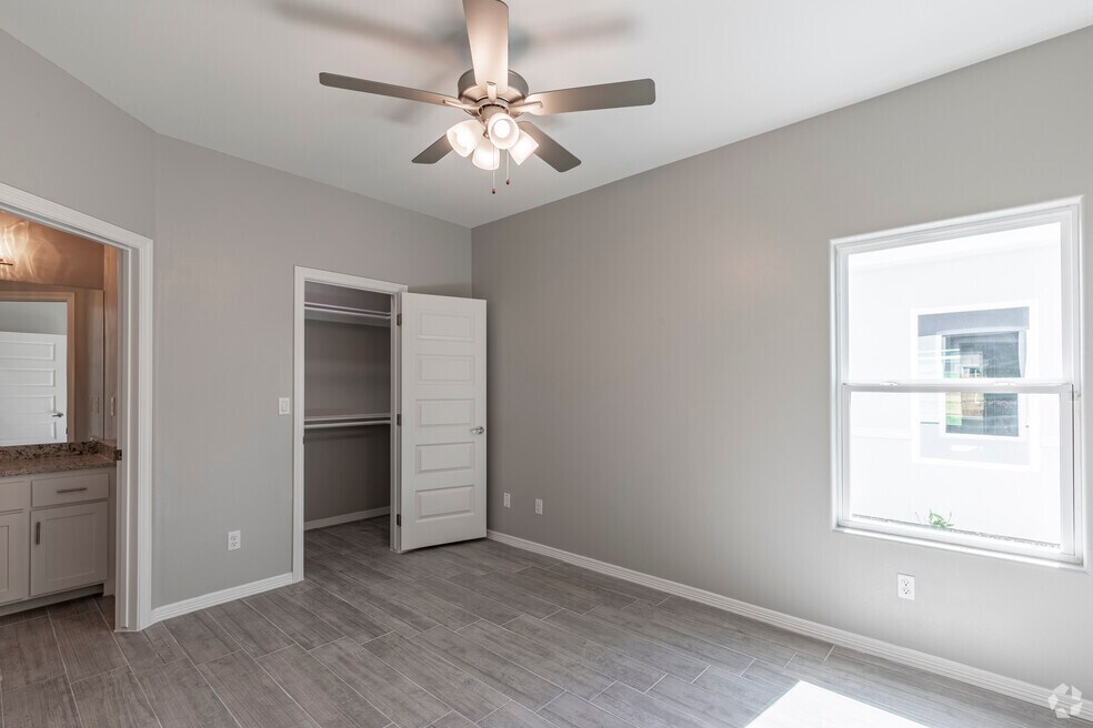 2BR, 2BA - 900SF