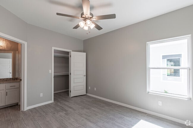 2BR, 2BA - 900SF