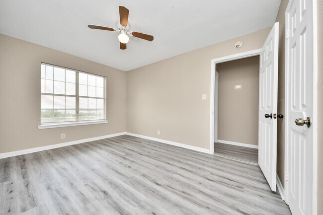 Building Photo - 17111 River Rd Unit C
