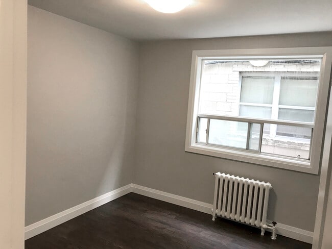 Photo - 273 Lakeshore Rd E Unit 1