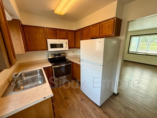 Photo - 614 E 6th St