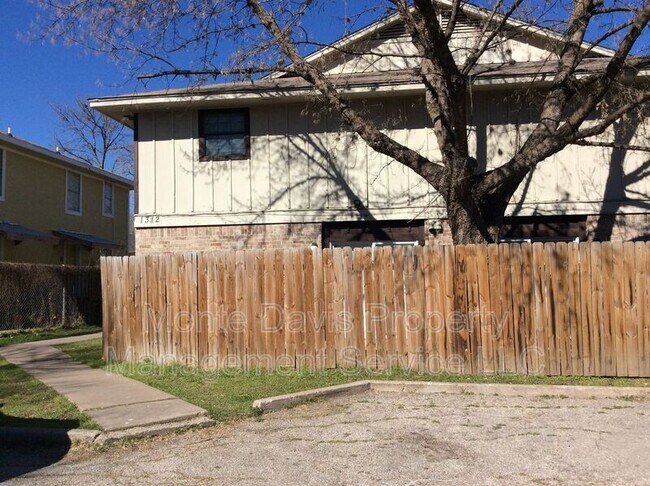 Building Photo - 1312 Southport Dr Unit B Rental