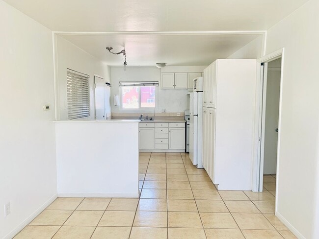 Building Photo - Live by the Beach! 2BD/1BA Mission Beach Apartment with Garage! ONLY $3,295/mo! Unit 732 Santa Barbara Place