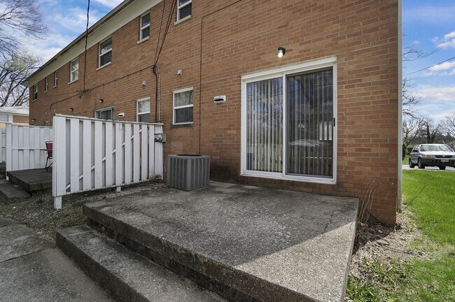 Photo - 550 - MAPLEWOOD PLAZA