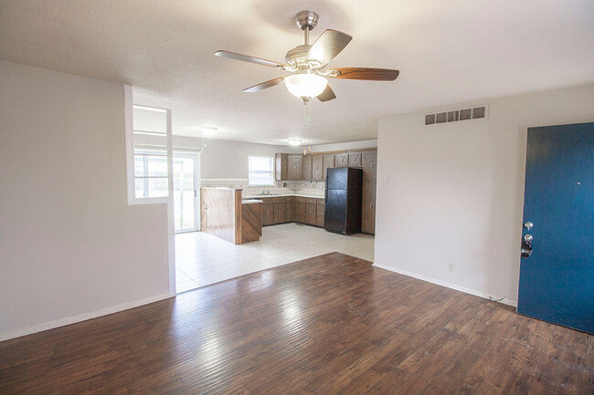 Photo - 36 E Clearview Dr House