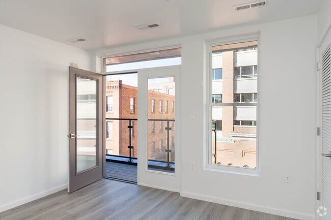1BR 1BA 620SF