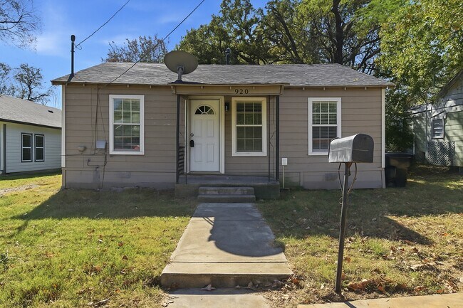 Building Photo - 920 W Ford St