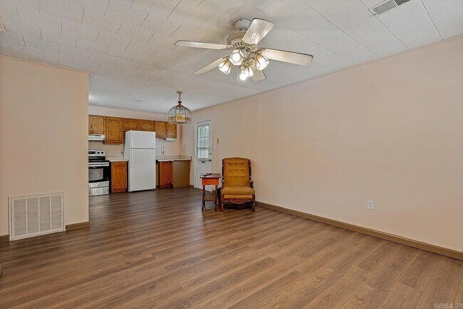 Photo - 323 Perry St