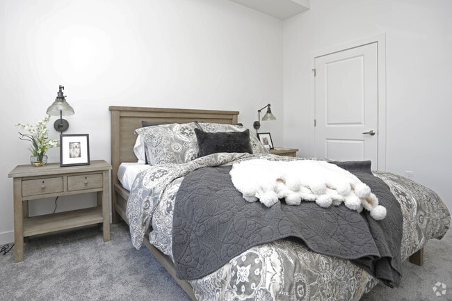 2BR, 2BA - 991 SF