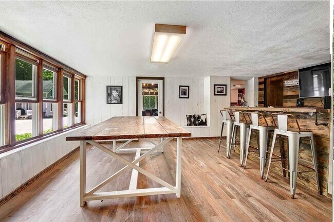 Photo - E2508 Sunset Rd