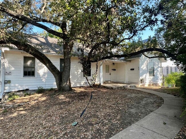 Building Photo - 808 Edgecliff Terrace