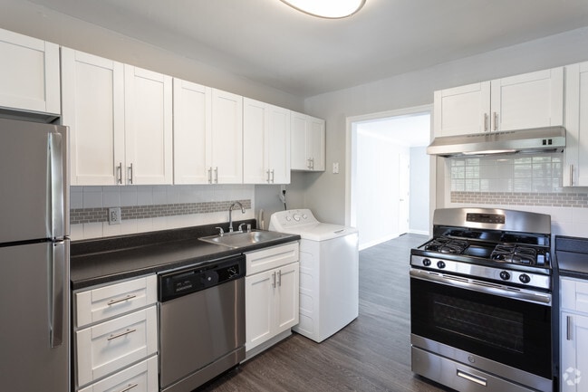 2BR, 1BA - 784 SF