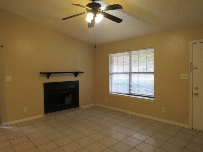 Building Photo - Convenient to Navy Federal & Pine Forest/Nine Mile Road area!
