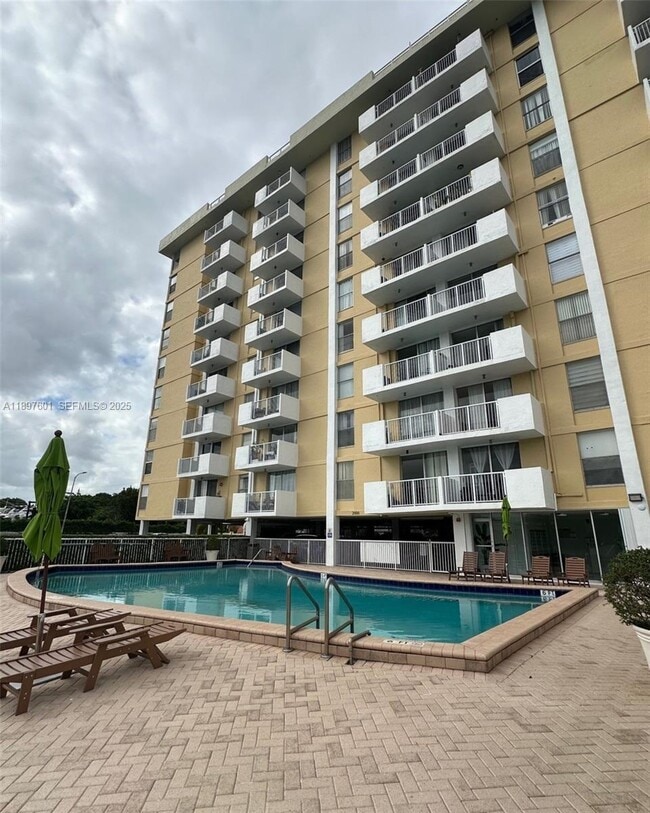 Building Photo - 2000 NE 135th St Unit 810