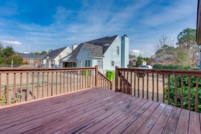 6 Huntcliff Ct