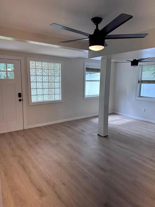 Photo - 3505 Iris St N