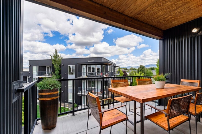 1BR, 1BA - 774SF - Balcony