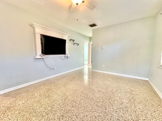 Photo - Bright & cozy 2bedroom 1bath home with out...