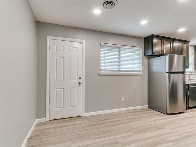 Photo - 202 Thompson Dr